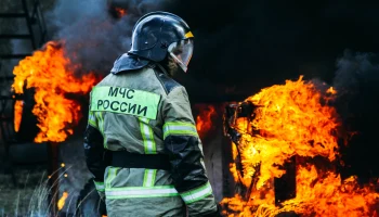 Пожар Кизеловском районе: возгорание кровли дома и надворных построек