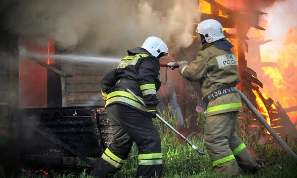 Огнеборцы Александровска ликвидировали возгорание жилого дома.