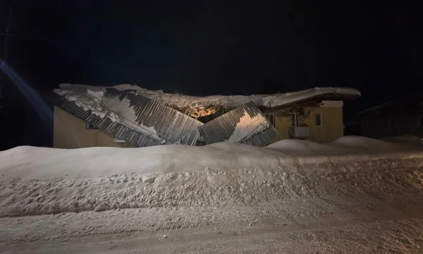 В Александровске обрушилась крыша многоквартирного дома: жителей эвакуировали