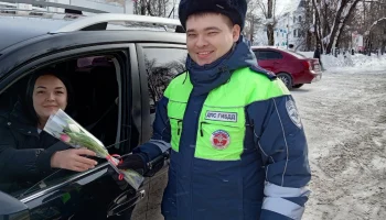 Госавтоинспекция города Кизела организовала праздничную акцию &laquo;Цветы для автоледи&raquo;