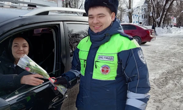 Госавтоинспекция города Кизела организовала праздничную акцию &laquo;Цветы для автоледи&raquo;