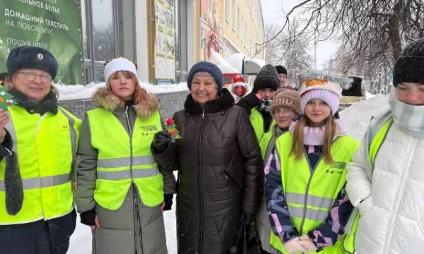 Госавтоинспекторы г. Кизела и школьники провели новогодний флешмоб для горожан