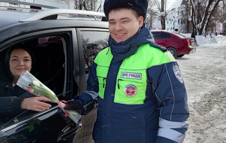 Госавтоинспекция города Кизела организовала праздничную акцию &laquo;Цветы для автоледи&raquo;