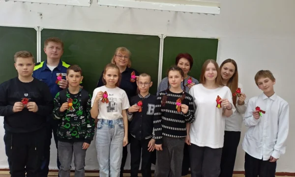 Представители Госавтоинспекции вместе с помощниками подготовили праздничные украшения ко Дню Победы