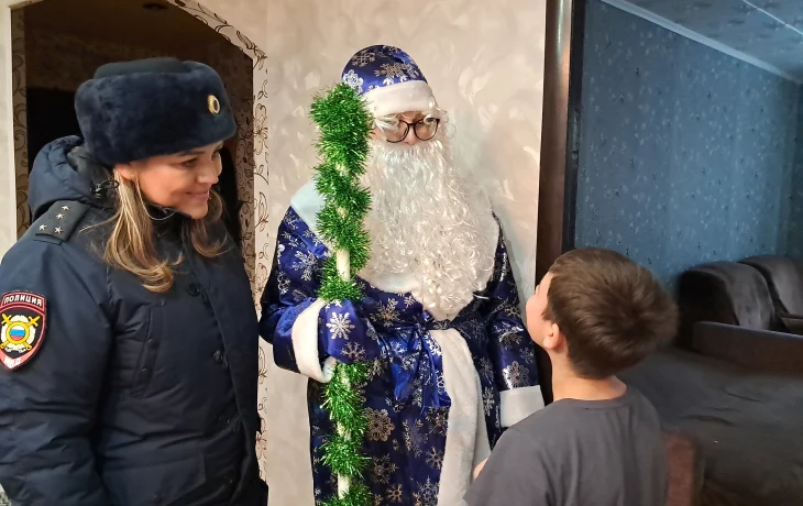 В Кизеле Полицейский Дед Мороз подарил новогоднее чудо детям