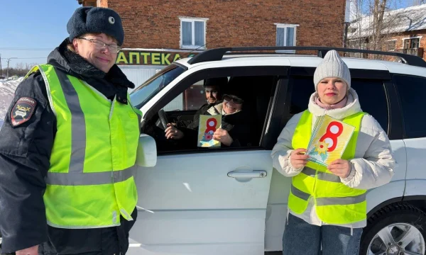 В Кизеле юные инспекторы дорожного движения вместе с сотрудниками полиции провели праздничную акцию