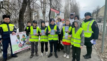 В Кизеле сотрудники Госавтоинспекции совместно с отрядом ЮИД организовали акцию «Отличный пешеход»
