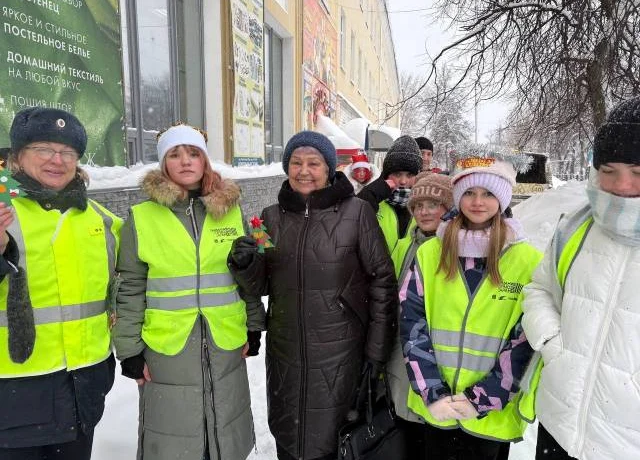 Госавтоинспекторы г. Кизела и школьники провели новогодний флешмоб для горожан