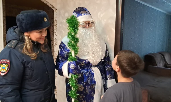 В Кизеле Полицейский Дед Мороз подарил новогоднее чудо детям